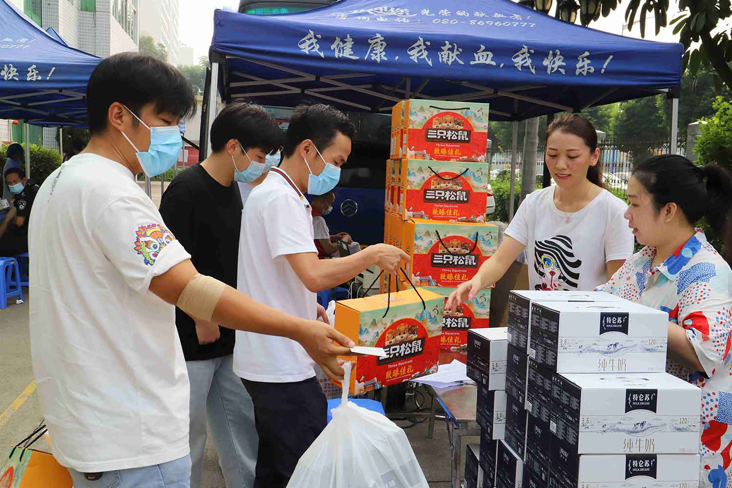 中秋獻(xiàn)愛心，讓愛傳遞